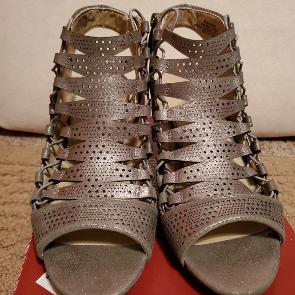 Sandals - Picture 2 of 3